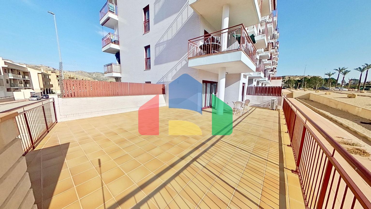 Роскошная квартира с одной спальней, гаражом, кладовкой и большой террасой