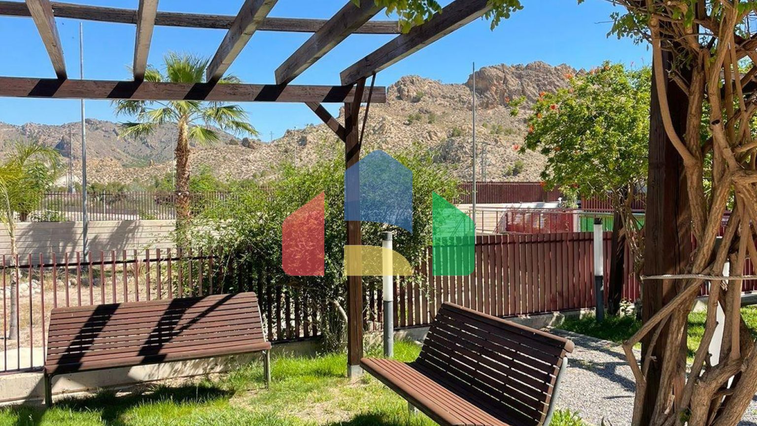 Роскошная квартира с одной спальней, гаражом, кладовкой и большой террасой