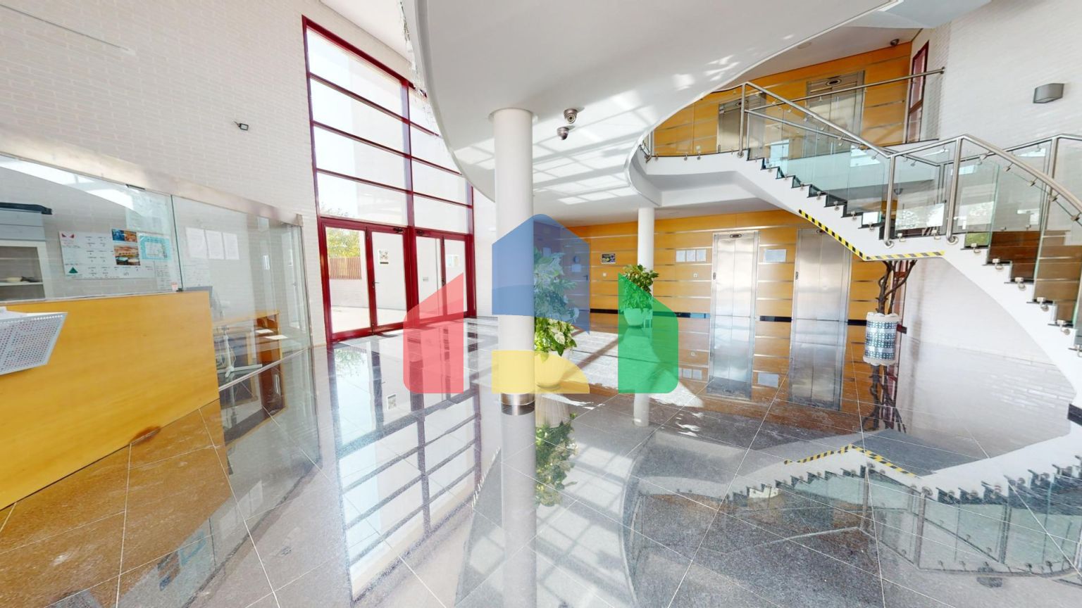 Роскошная квартира с одной спальней, гаражом, кладовкой и большой террасой