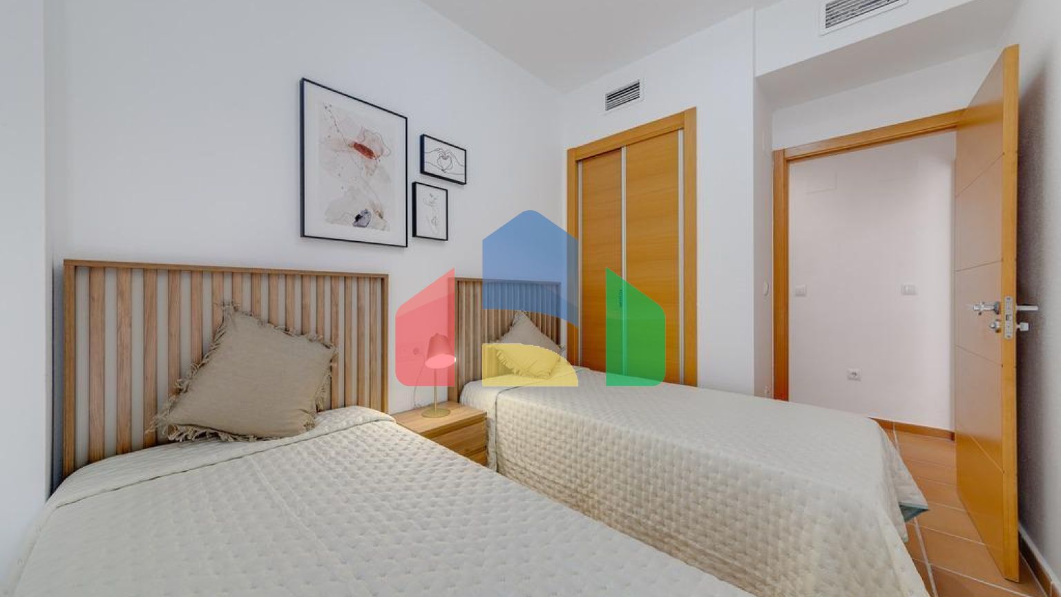 ДВУХКОМНАТНАЯ КВАРТИРА С ДВУМЯ Ванными комнатами и гаражом с кладовкой Бассейны Cуна Жакузи И Тренажерный за