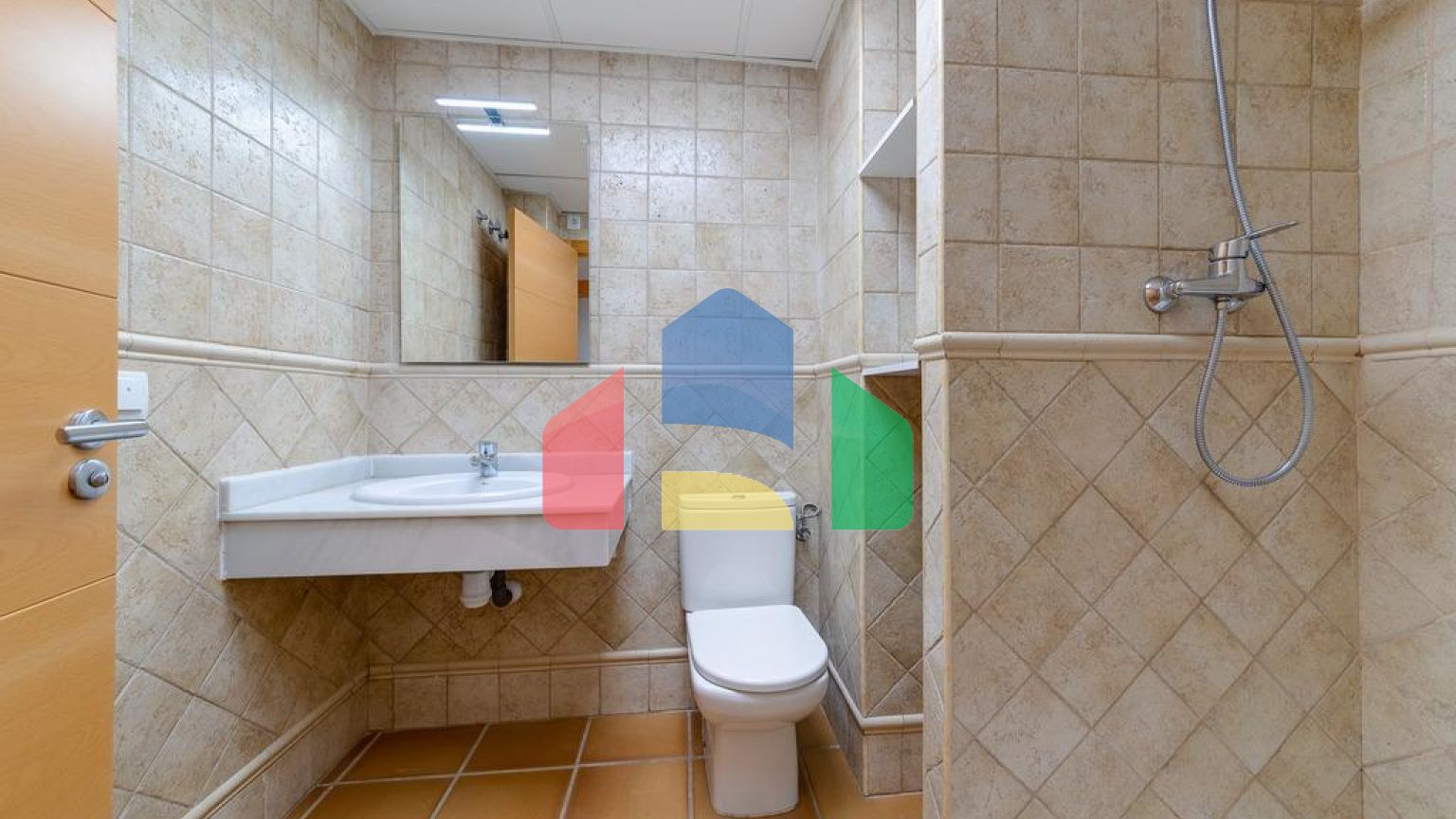 ДВУХКОМНАТНАЯ КВАРТИРА С ДВУМЯ Ванными комнатами и гаражом с кладовкой Бассейны Cуна Жакузи И Тренажерный за