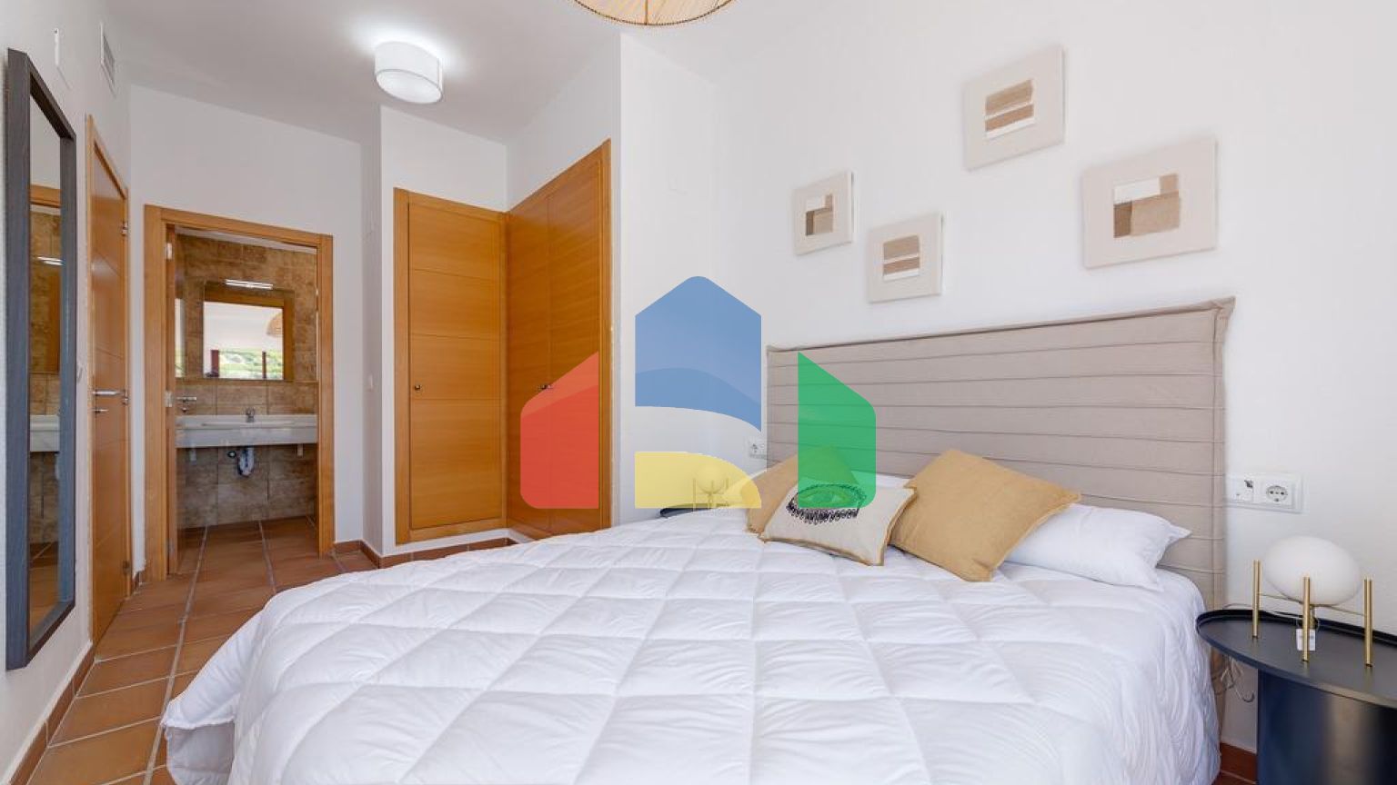 ДВУХКОМНАТНАЯ КВАРТИРА С ДВУМЯ Ванными комнатами и гаражом с кладовкой Бассейны Cуна Жакузи И Тренажерный за