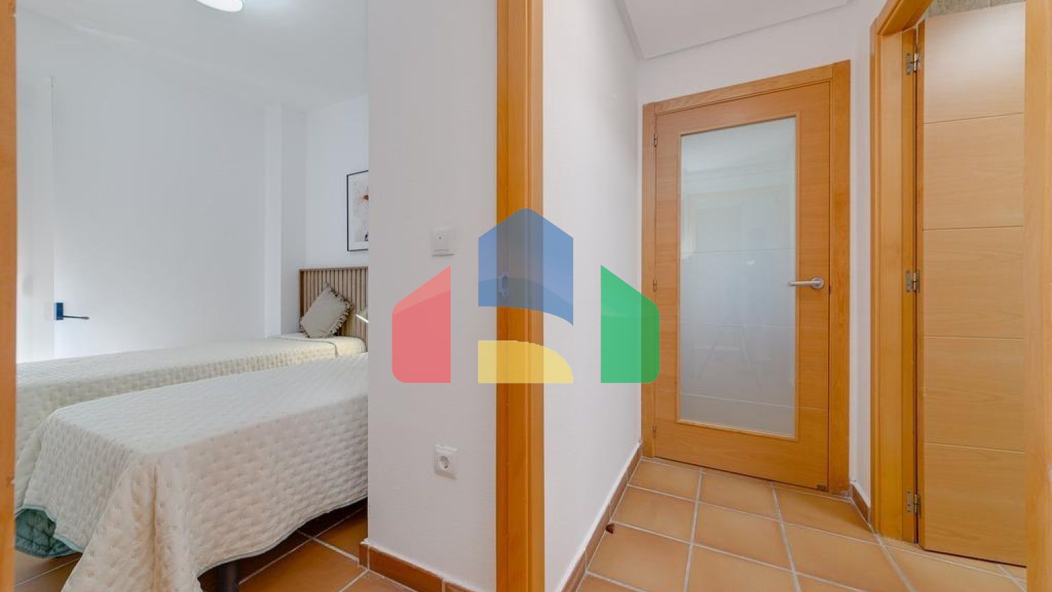 ДВУХКОМНАТНАЯ КВАРТИРА С ДВУМЯ Ванными комнатами и гаражом с кладовкой Бассейны Cуна Жакузи И Тренажерный за