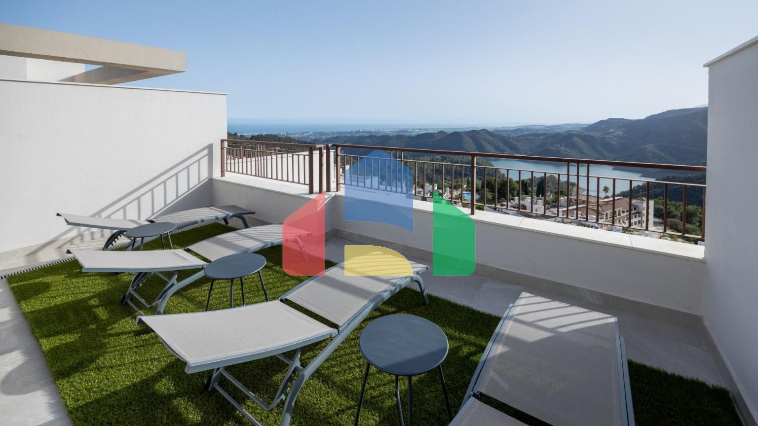 НОВЫЕ ТАУНХАУСЫ В ИСТАНЕ, НЕДАЛЕКО ОТ МАРБЕЛЬИ