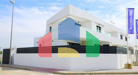 EXCLUSIVITY AND WELL-BEING: VILLA WITH GARDEN AND PRIVATE GARAGE