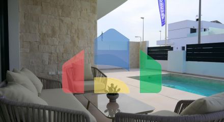 EXCLUSIVITY AND WELL-BEING: VILLA WITH GARDEN AND PRIVATE GARAGE