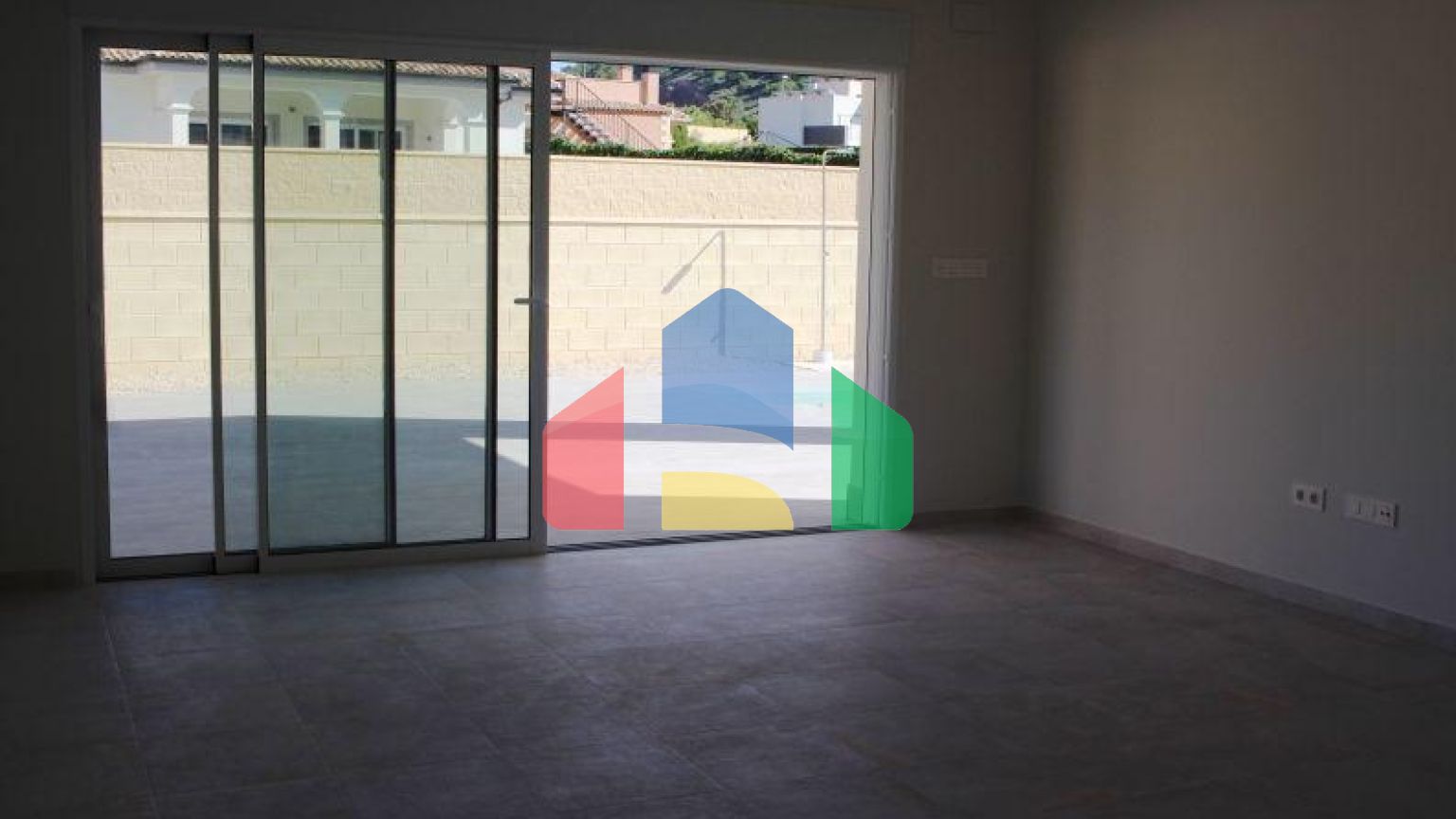 ВИЛЛА МЕЖДУ МОРЕМ И ГОРАМИ