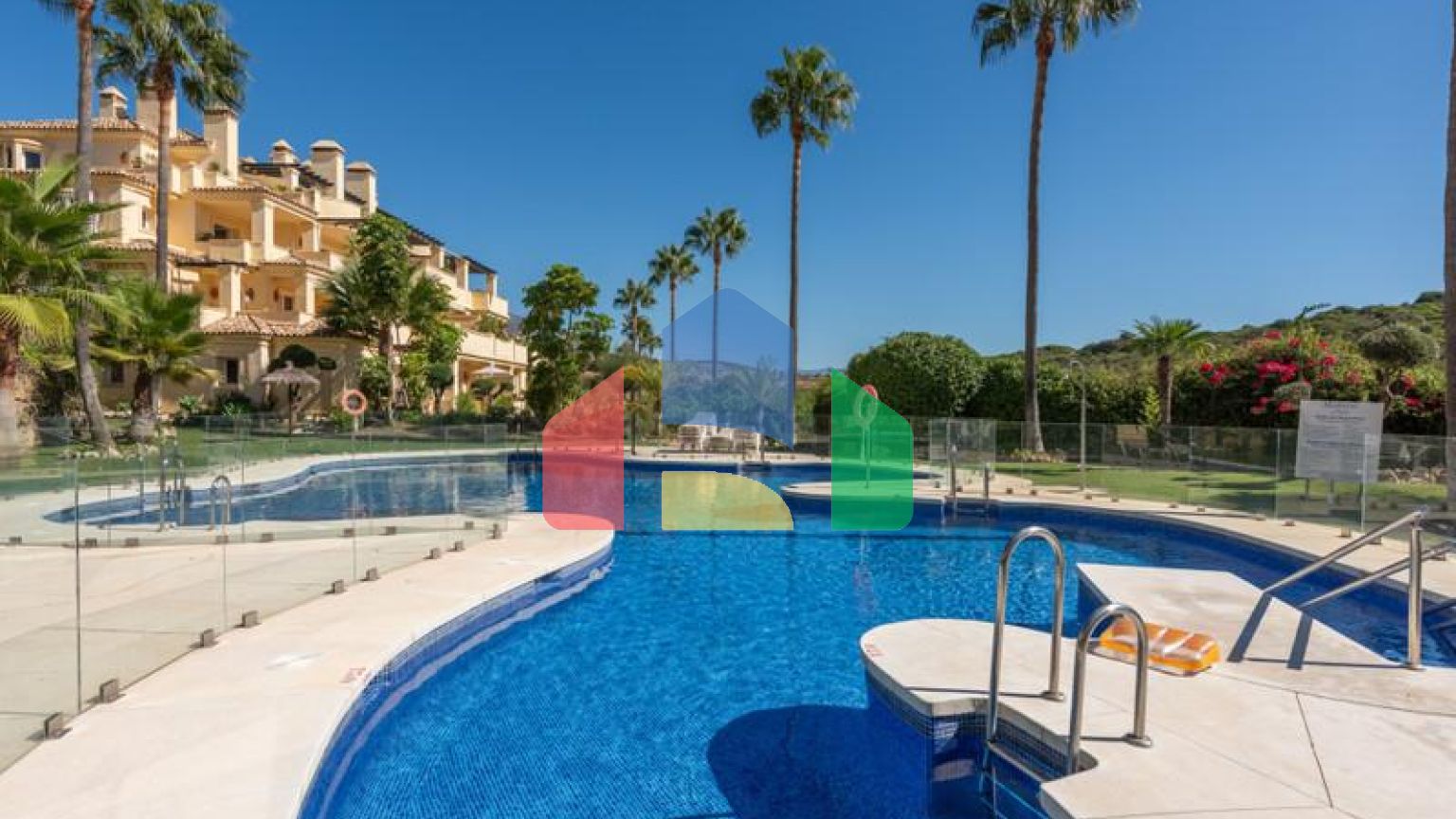 Стильная квартира с видом на горы и сад в Касарес-Плайя