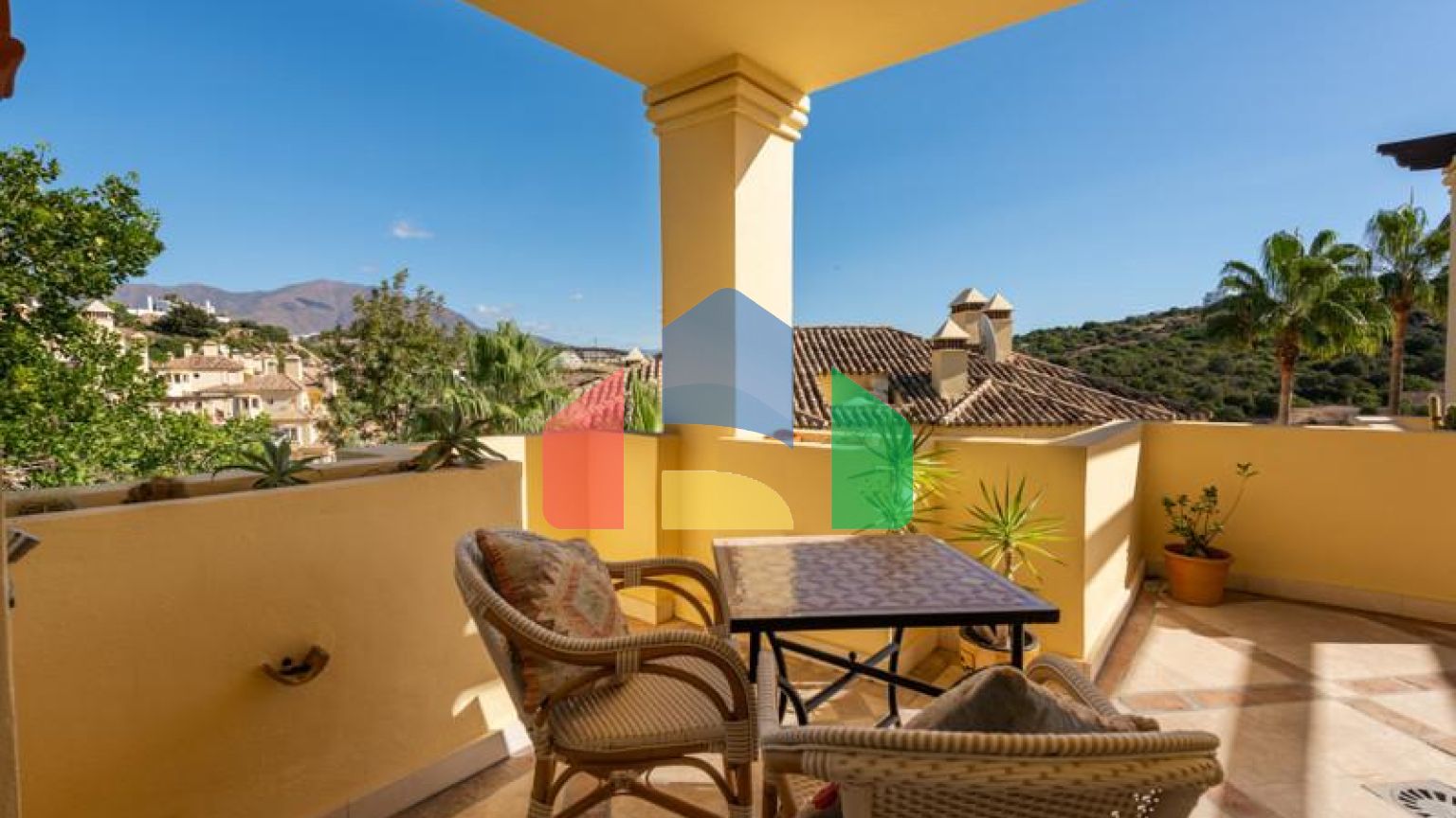 Стильная квартира с видом на горы и сад в Касарес-Плайя