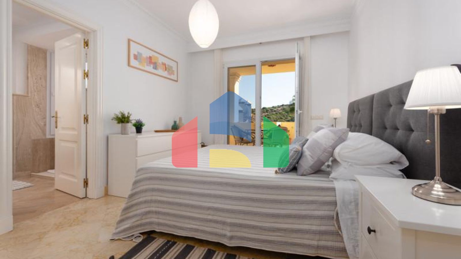 Стильная квартира с видом на горы и сад в Касарес-Плайя