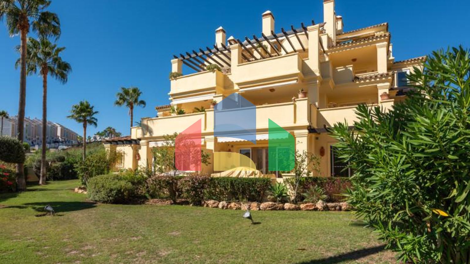 Стильная квартира с видом на горы и сад в Касарес-Плайя