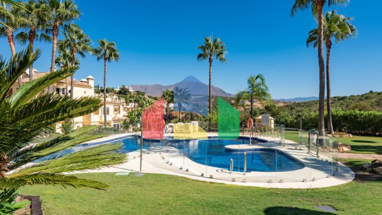 Стильная квартира с видом на горы и сад в Касарес-Плайя