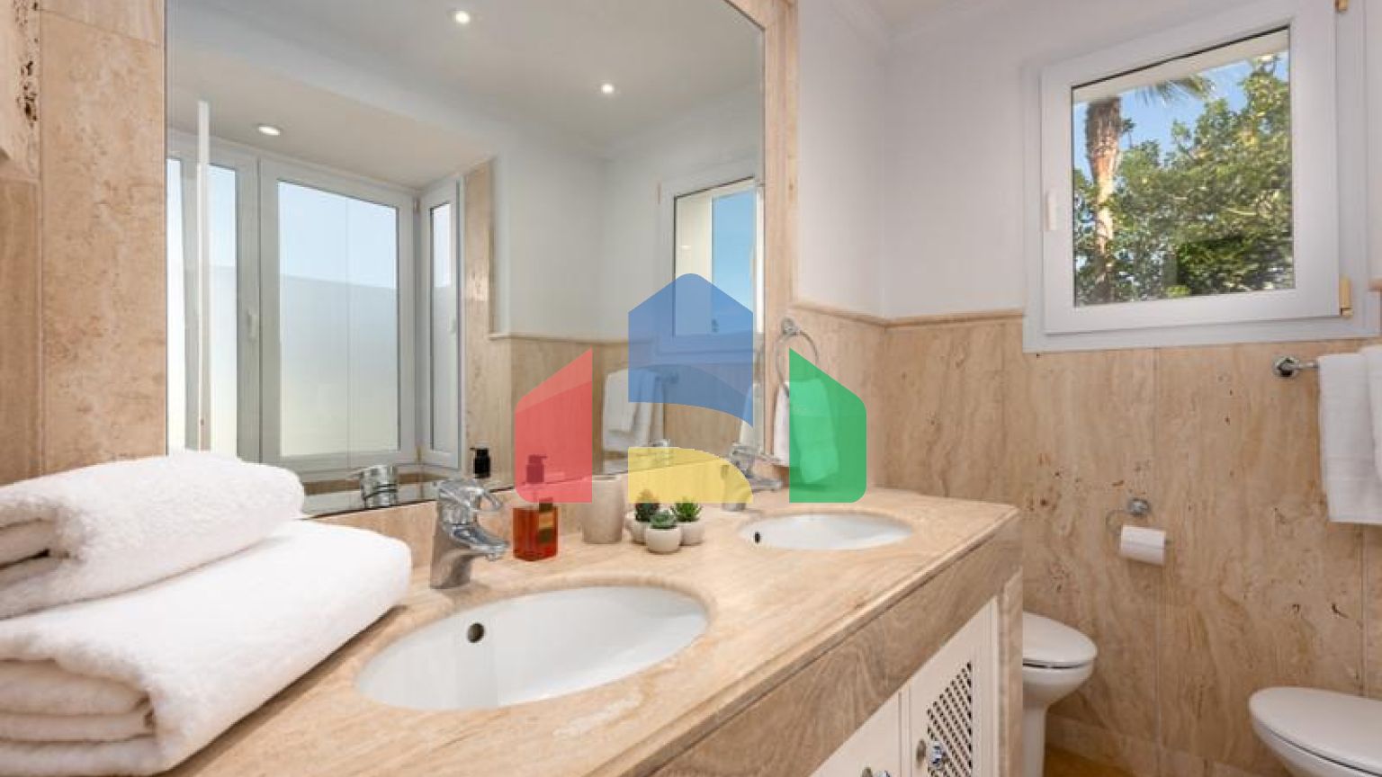 Стильная квартира с видом на горы и сад в Касарес-Плайя