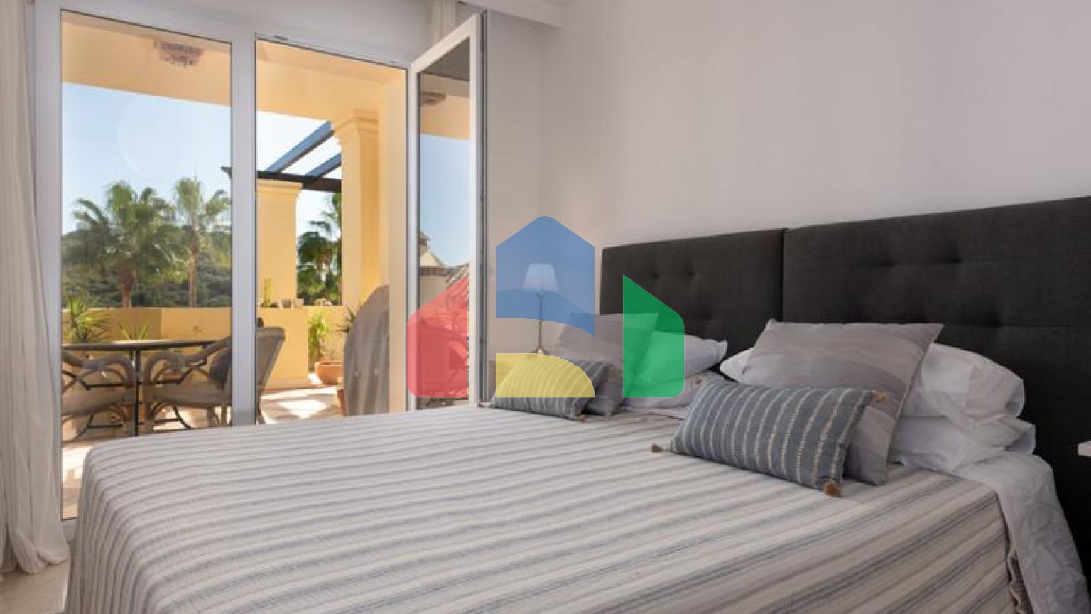 Стильная квартира с видом на горы и сад в Касарес-Плайя