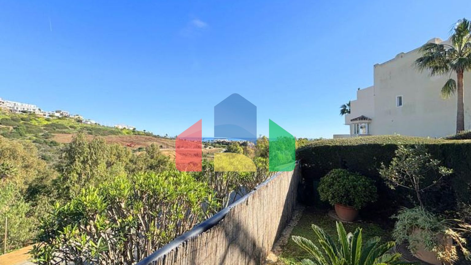 (EN) BEAUTIFUL APARTMENT WITH PRIVATE GARDEN AND STUNNING SEA VIEWS