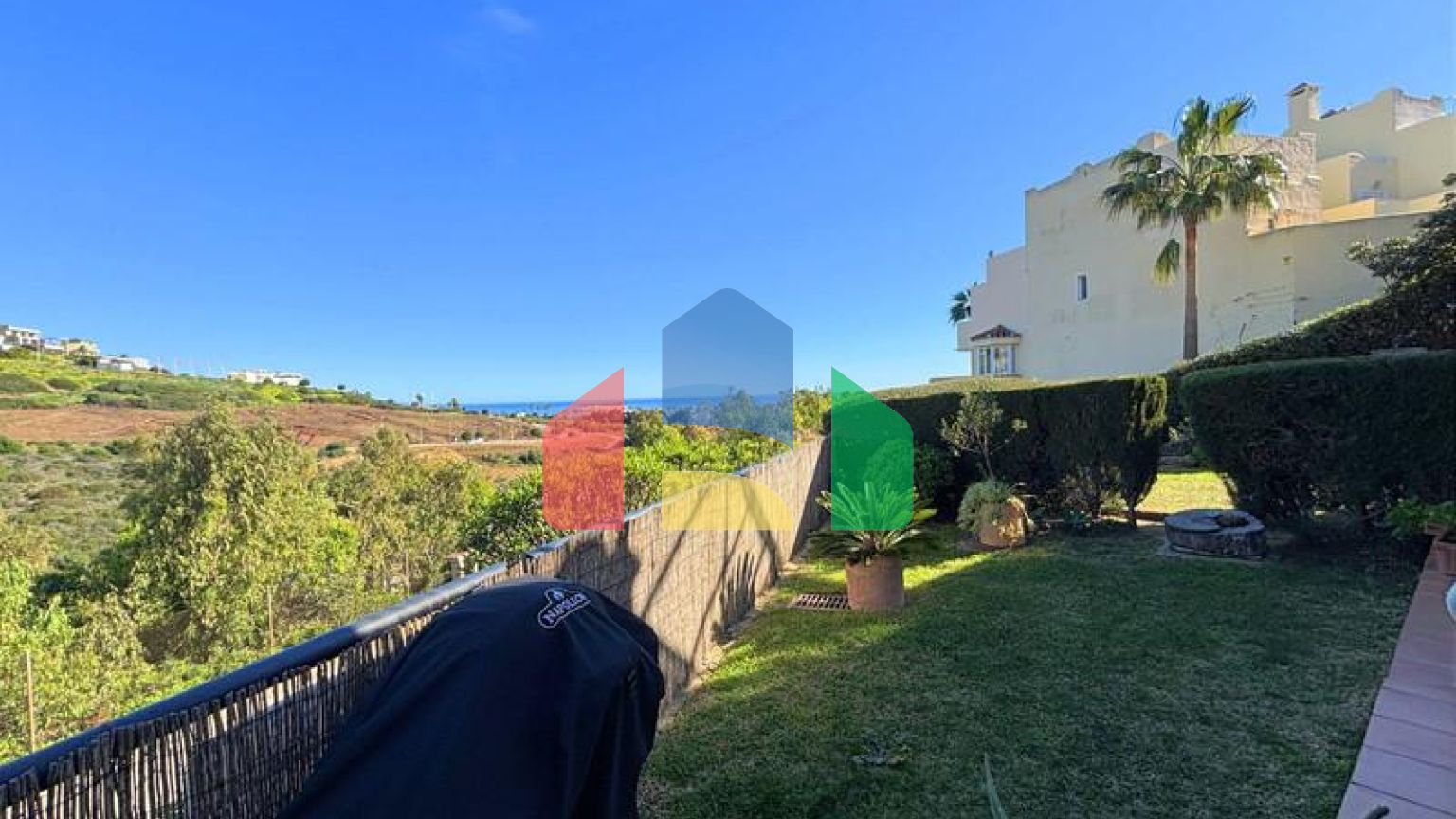 (EN) BEAUTIFUL APARTMENT WITH PRIVATE GARDEN AND STUNNING SEA VIEWS