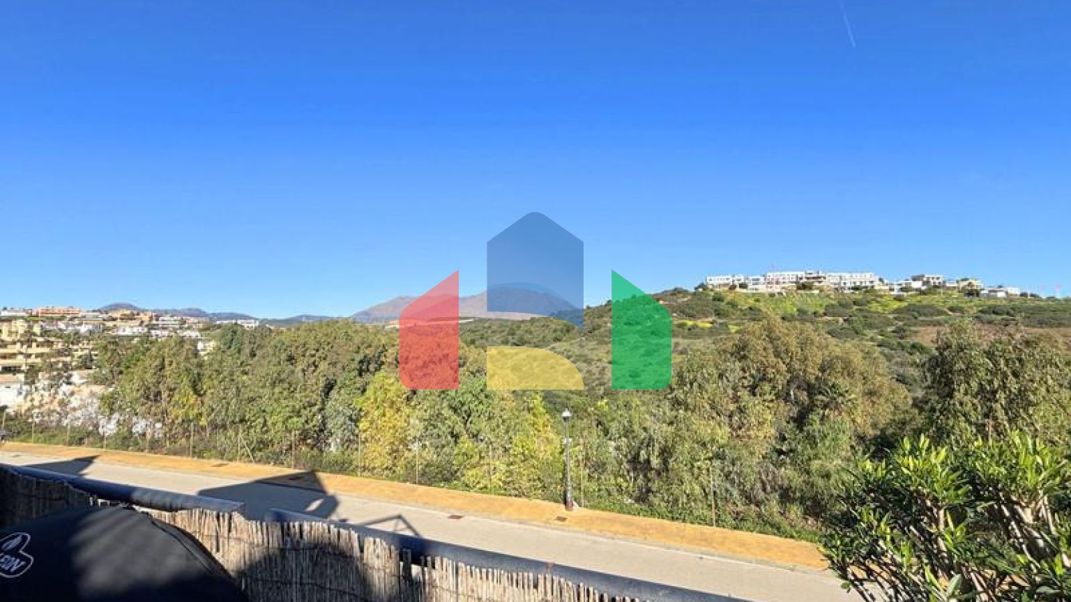 (EN) BEAUTIFUL APARTMENT WITH PRIVATE GARDEN AND STUNNING SEA VIEWS