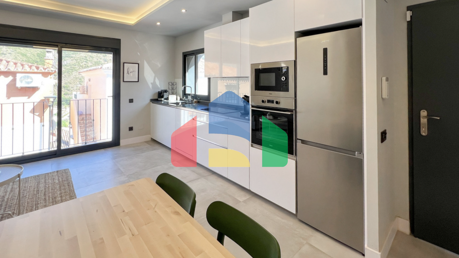 Изысканный двухуровневый пентхаус в самом сердце центра Бенахависа