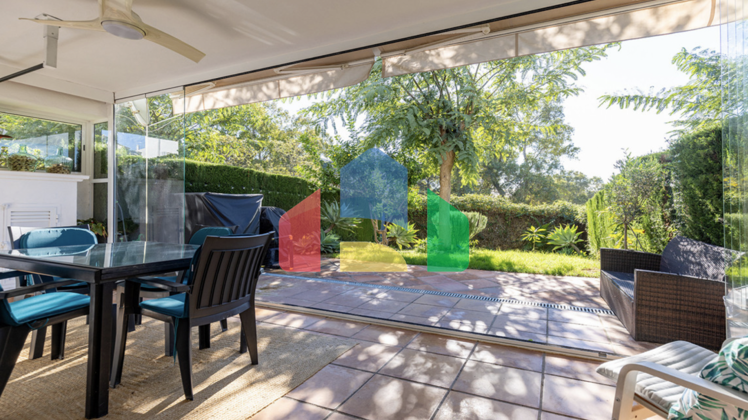 Красиво меблированный апартамент с 2 спальнями и 2 ванными комнатами на первом этаж в Эстепоне