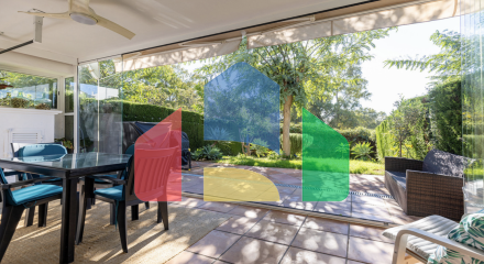 Красиво меблированный апартамент с 2 спальнями и 2 ванными комнатами на первом этаж в Эстепоне