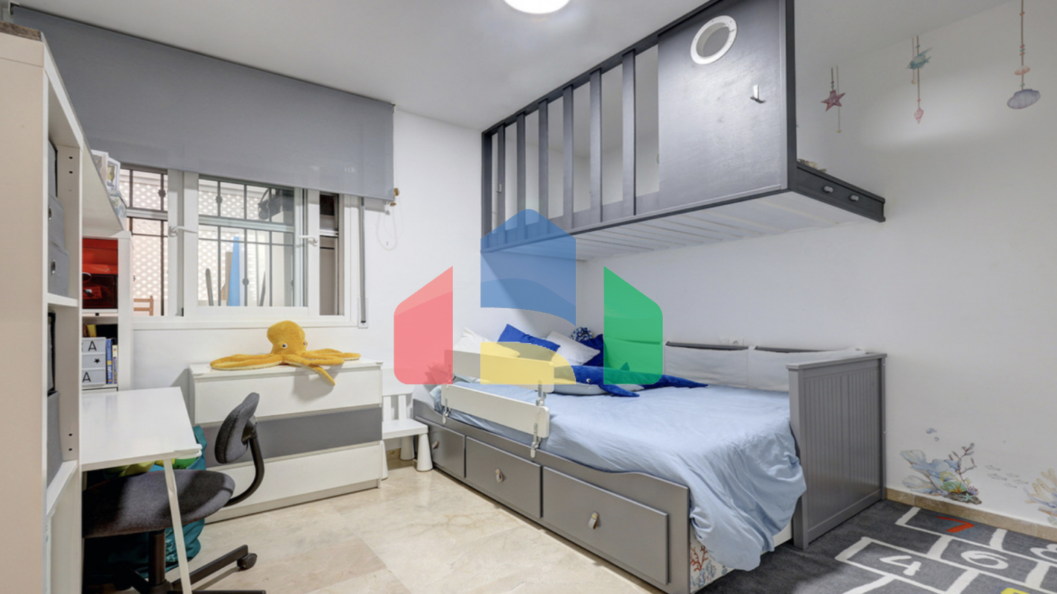 Красиво меблированный апартамент с 2 спальнями и 2 ванными комнатами на первом этаж в Эстепоне