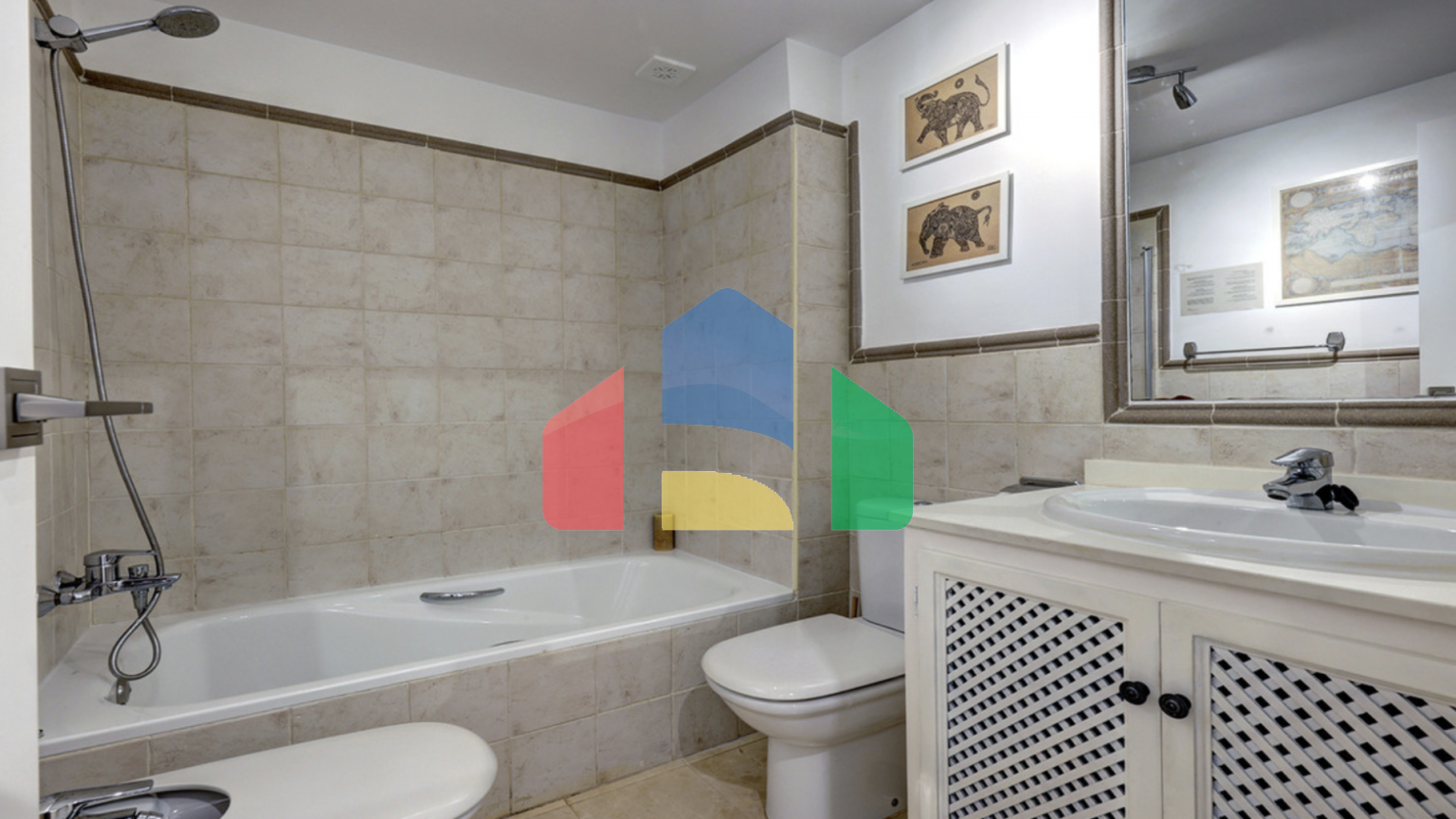 Красиво меблированный апартамент с 2 спальнями и 2 ванными комнатами на первом этаж в Эстепоне