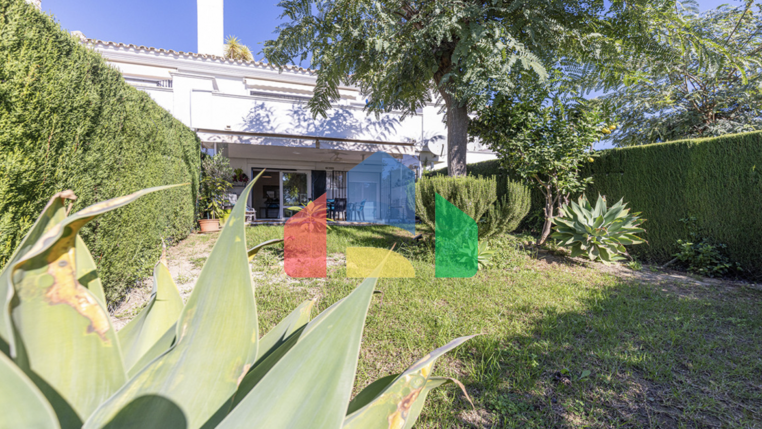 Красиво меблированный апартамент с 2 спальнями и 2 ванными комнатами на первом этаж в Эстепоне