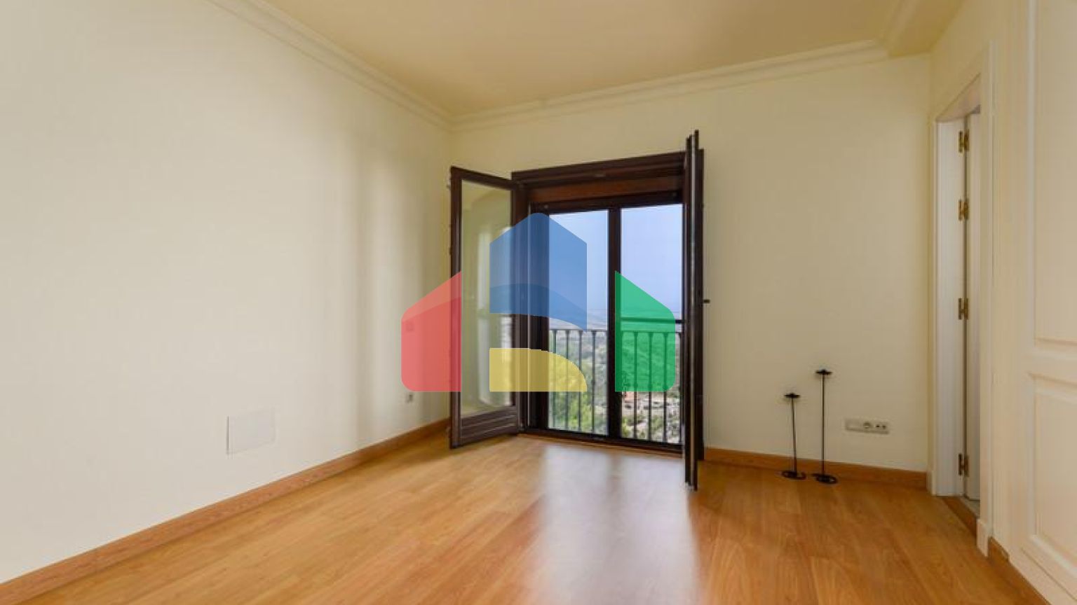 Очаровательный Таунхаус с Великолепными Видами в Касаресе