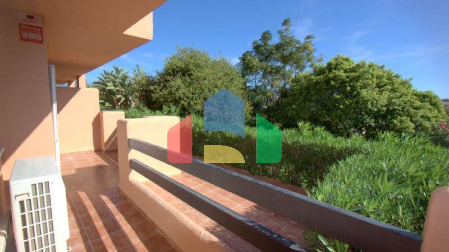 Просторная квартира на первом этаже с садом и южной ориентацией в Касаресе