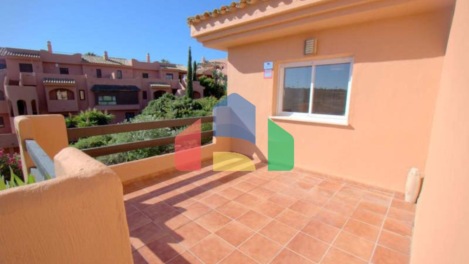 Просторная квартира на первом этаже с садом и южной ориентацией в Касаресе