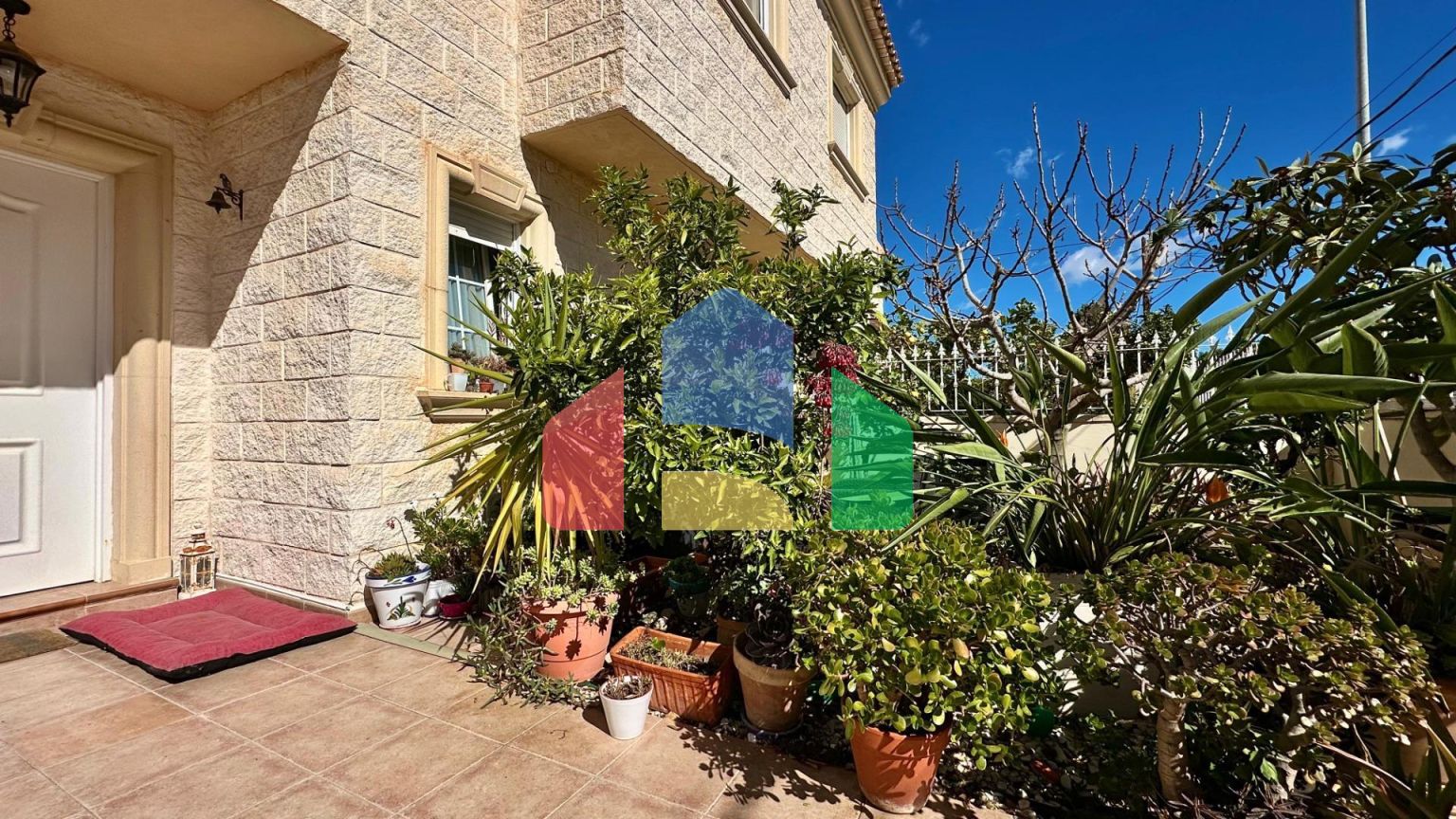 Красивый таунхаус в Альбире с садом в 15 минутах пешком от пляжа!