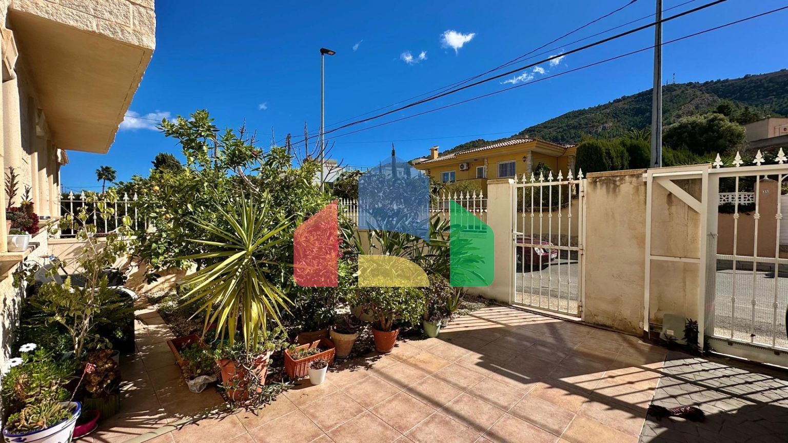 Красивый таунхаус в Альбире с садом в 15 минутах пешком от пляжа!