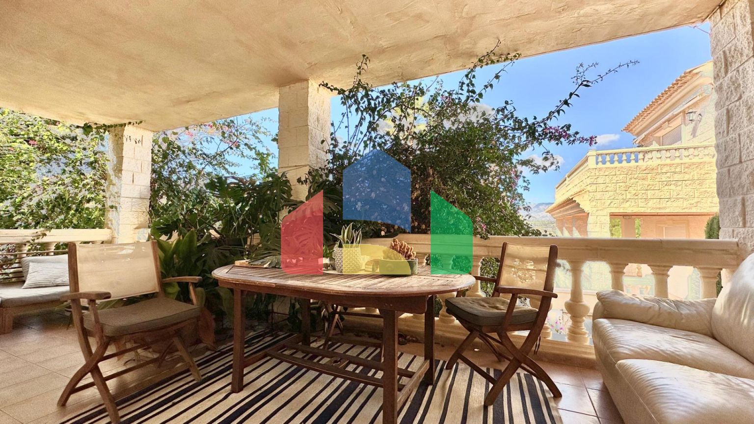 Красивый таунхаус в Альбире с садом в 15 минутах пешком от пляжа!