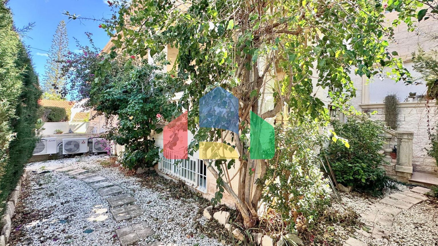 Красивый таунхаус в Альбире с садом в 15 минутах пешком от пляжа!