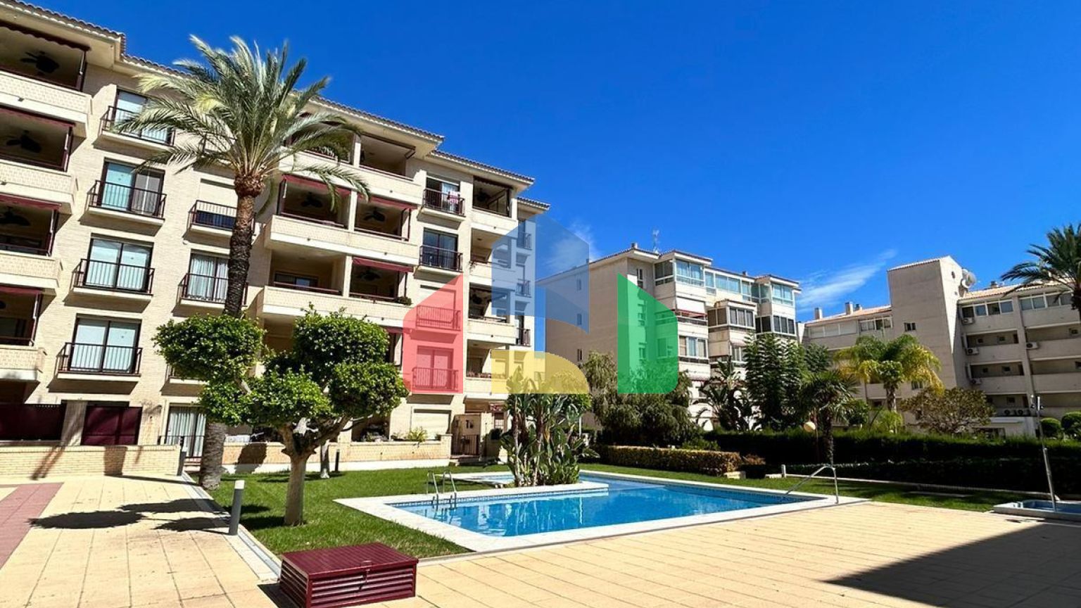 Очаровательная Квартира на Продажу в Альбире с Просторным Патио и Террасой