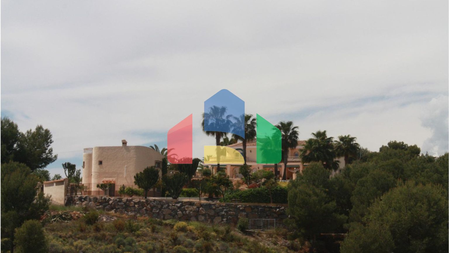 Великолепная  вилла средиземноморского стиля с потрясающими видами и собственным лесом