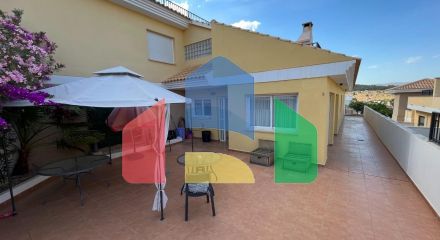Semi-detached house with guest apartment