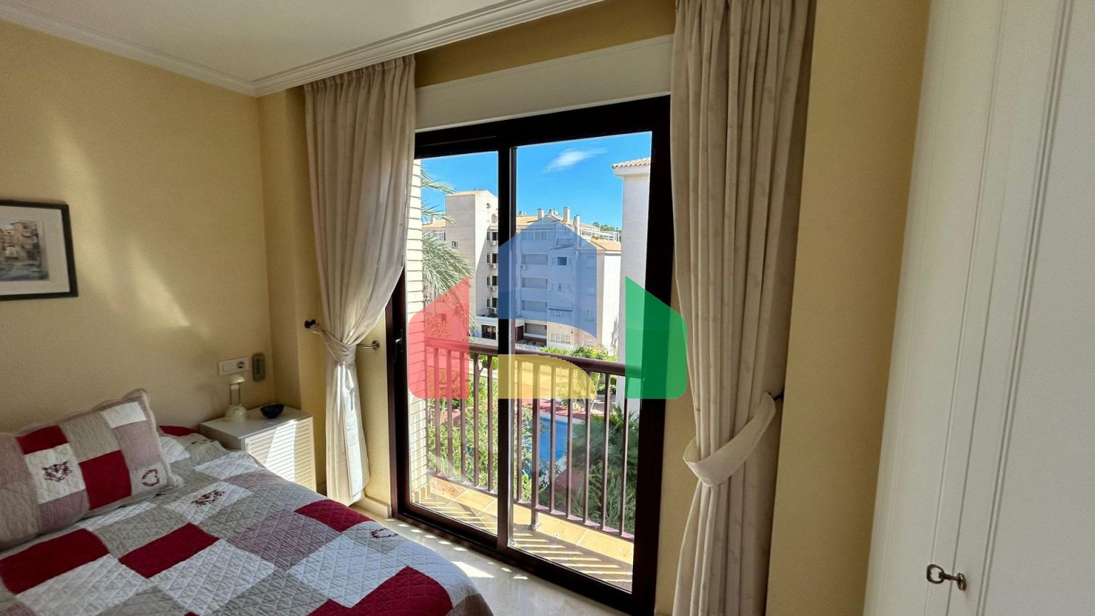 Просторная квартира на продажу в Альбире с панорамными видами