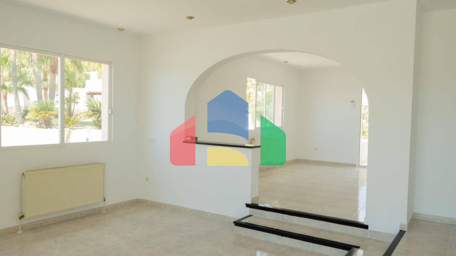 Просторная вилла с видом на море