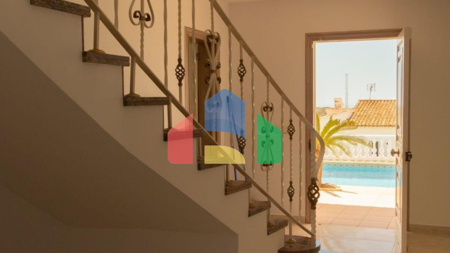 Просторная вилла с видом на море