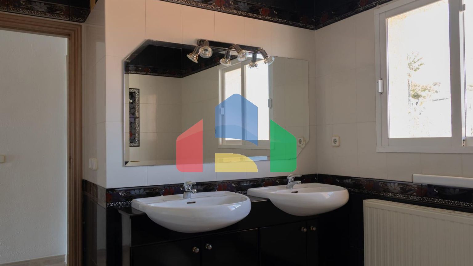 Просторная вилла с видом на море