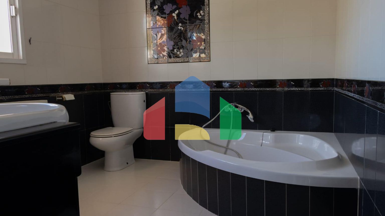 Просторная вилла с видом на море