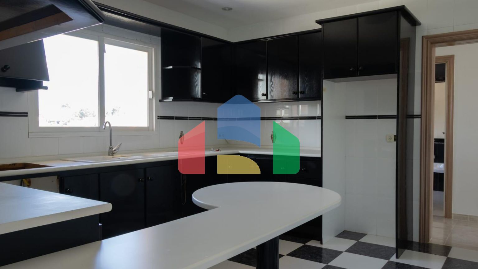 Просторная вилла с видом на море