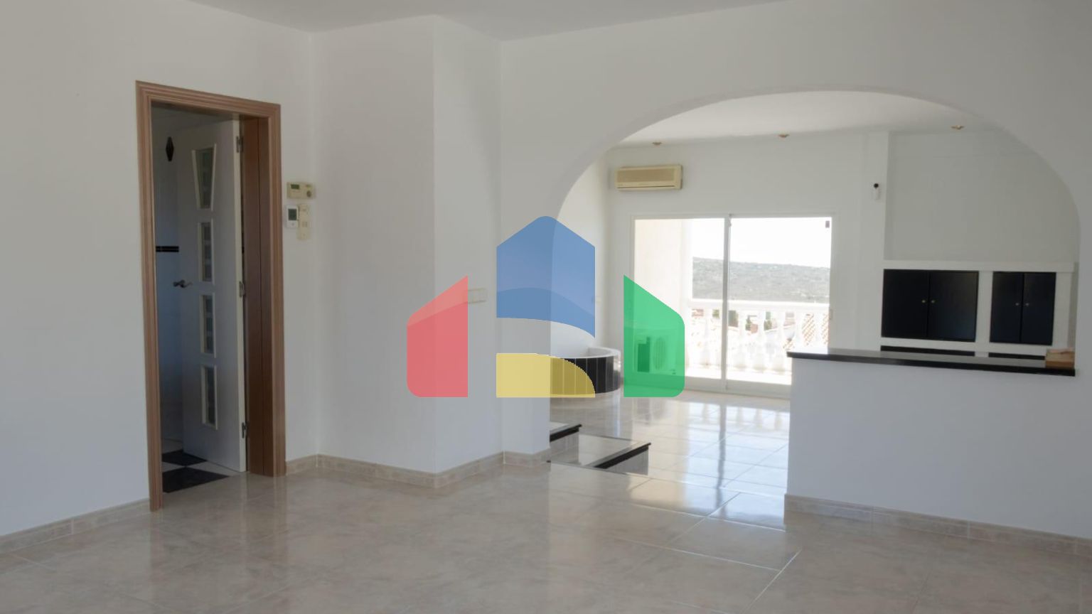 Просторная вилла с видом на море