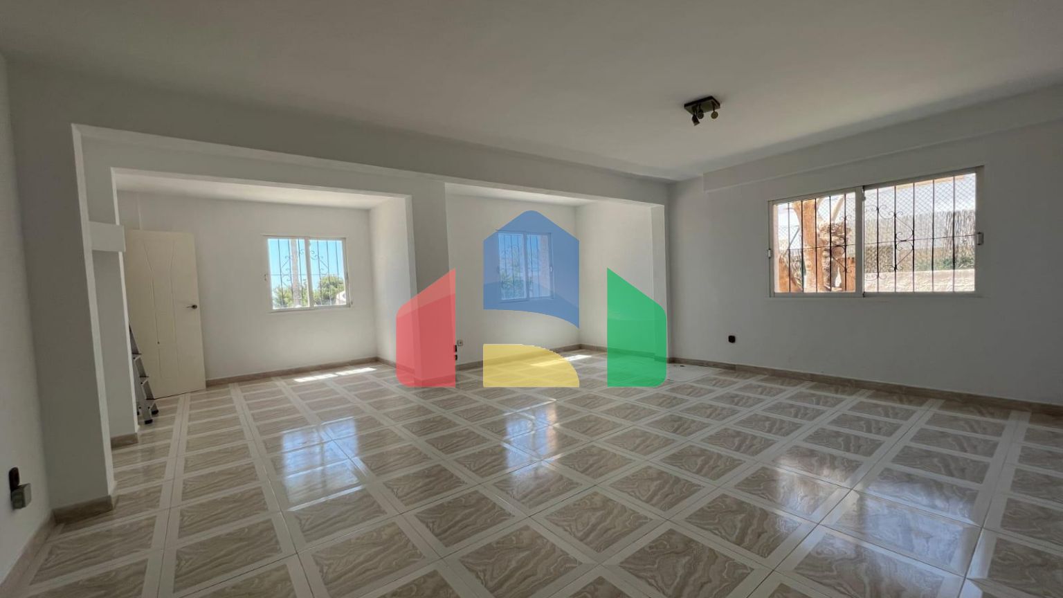 Просторная вилла с видом на море