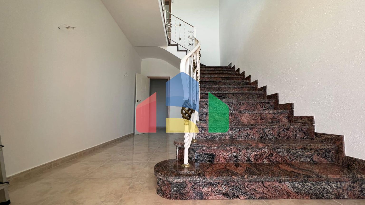 Просторная вилла с видом на море