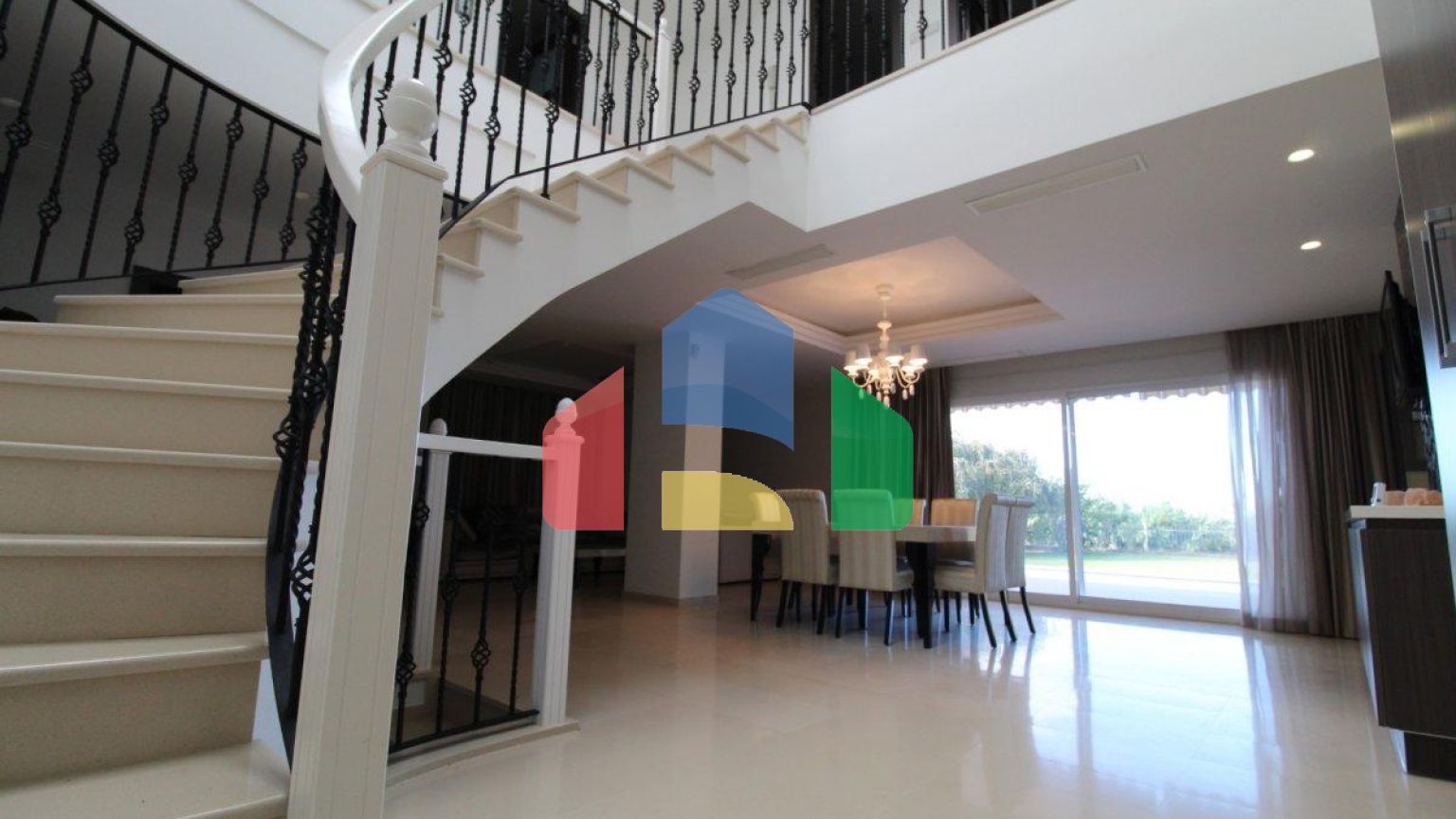 Прекрасная вилла с роскошным ремонтом, в зоне лучшего пляжа Валенсии Cullera Playa