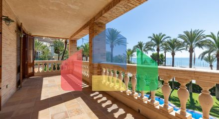 Exceptional Beachfront Villa: Luxury Steps Away from the Beach