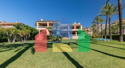 Exceptional Beachfront Villa: Luxury Steps Away from the Beach