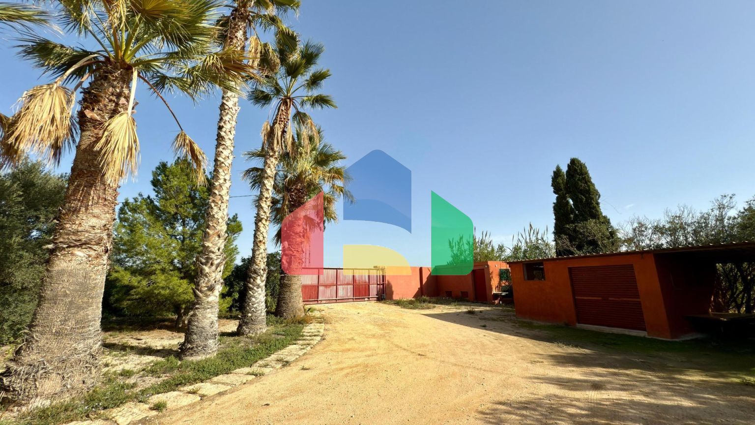 Великолепная вилла с сельскохозяйственным участком площадью 30 000 м и туристической лицензией.